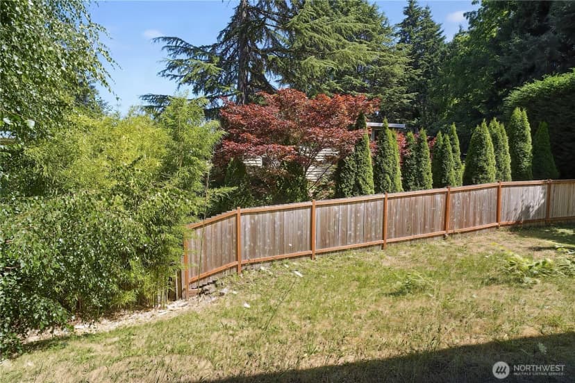 Property photo for 10606 Roosevelt Way Ne, Seattle photo 11