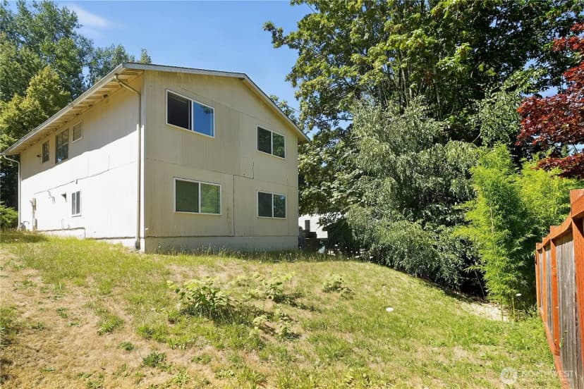 Property photo for 10606 Roosevelt Way Ne, Seattle photo 9