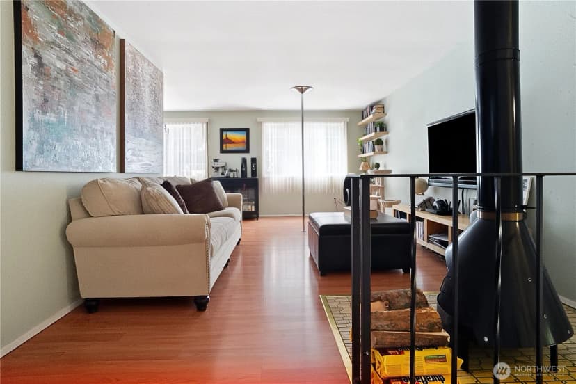 Property photo for 10606 Roosevelt Way Ne, Seattle photo 13