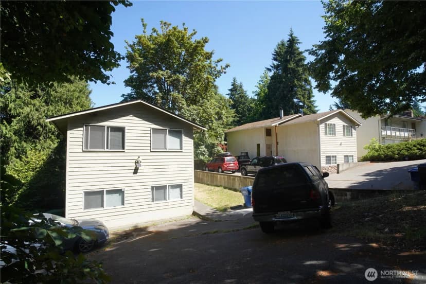 Property photo for 10616 Roosevelt Way Ne, Seattle photo 6