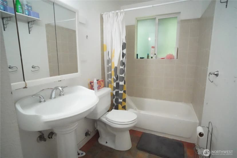 Property photo for 10616 Roosevelt Way Ne, Seattle photo 14