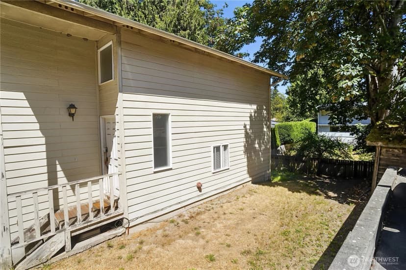 Property photo for 10616 Roosevelt Way Ne, Seattle photo 5