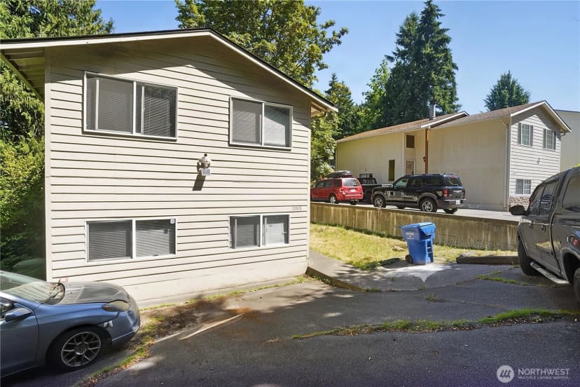 Property photo for 10616 Roosevelt Way Ne, Seattle