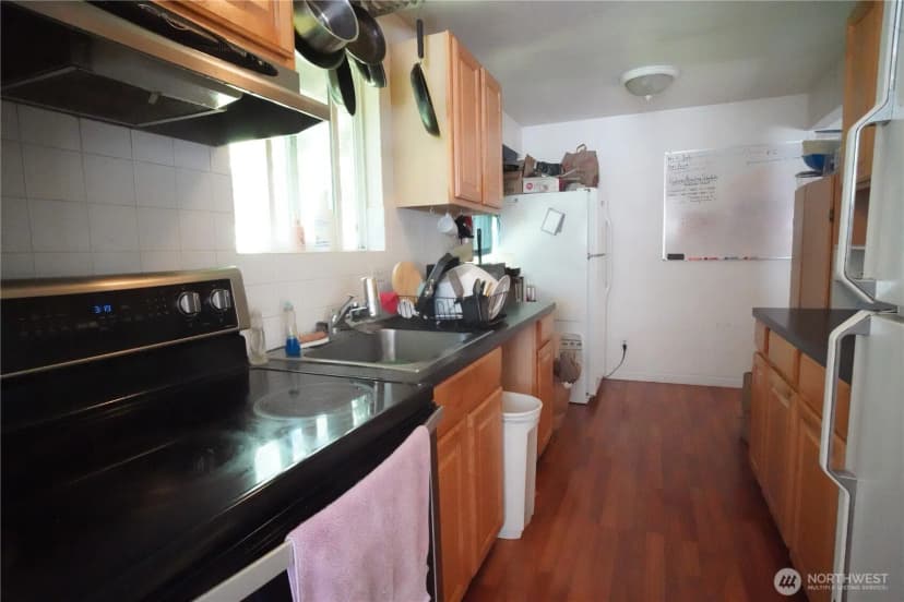 Property photo for 10616 Roosevelt Way Ne, Seattle photo 8