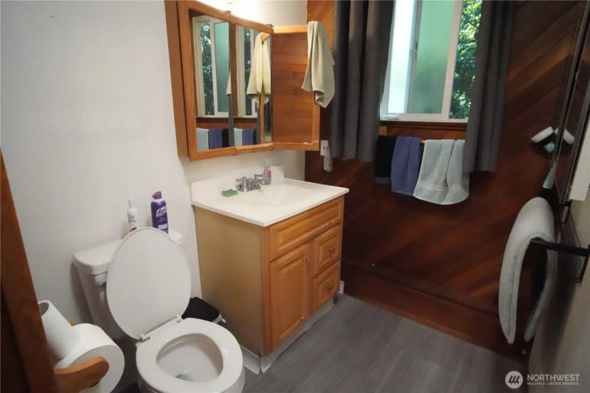 Property photo for 10616 Roosevelt Way Ne, Seattle photo 12