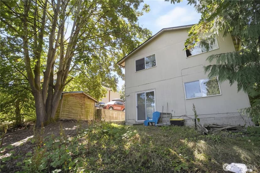 Property photo for 10616 Roosevelt Way Ne, Seattle photo 4