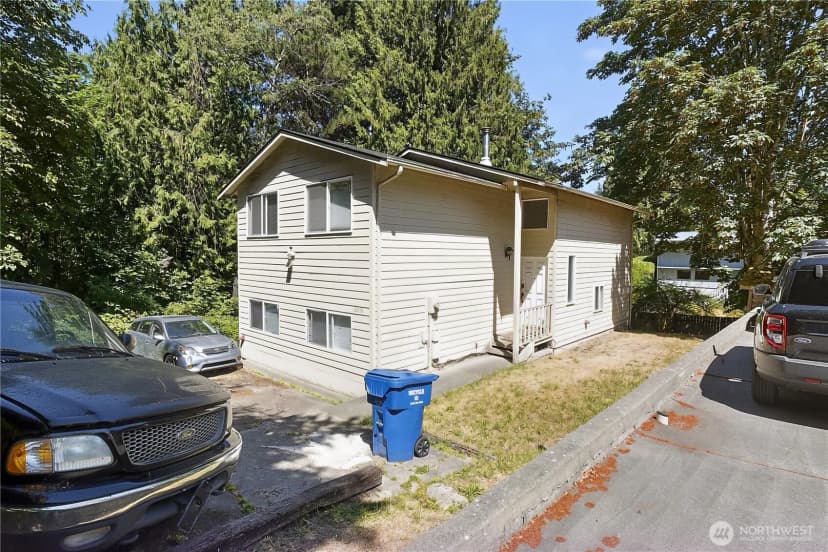 Property photo for 10616 Roosevelt Way Ne, Seattle photo 2