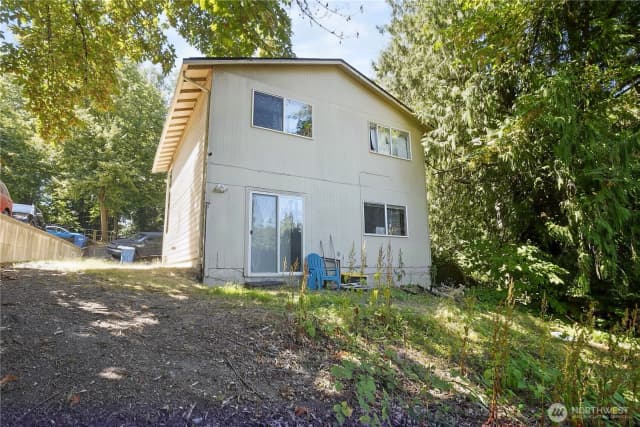 Property photo for 10616 Roosevelt Way Ne, Seattle photo 3