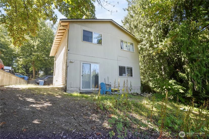 Property photo for 10616 Roosevelt Way Ne, Seattle photo 3