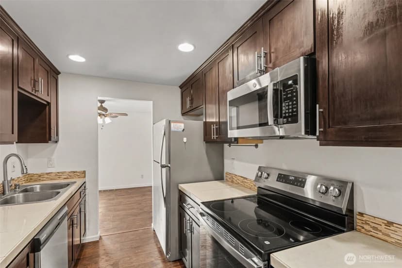 Property photo for 1420 153rd Ave Ne #3702, Bellevue photo 9