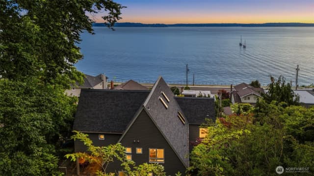 Property photo for 4622 57th Avenue Sw, Seattle photo 4
