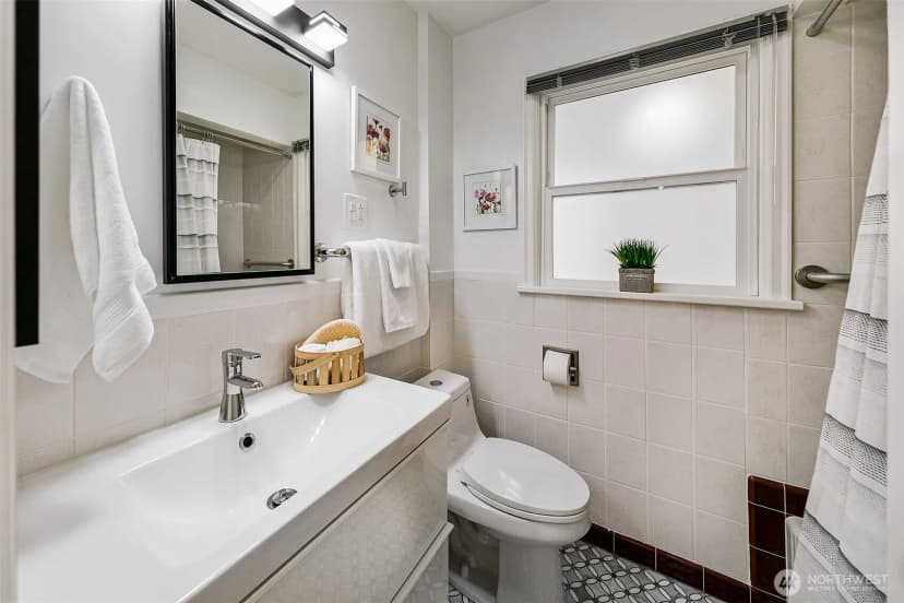 Property photo for 8215 4th Avenue Ne, Seattle photo 15