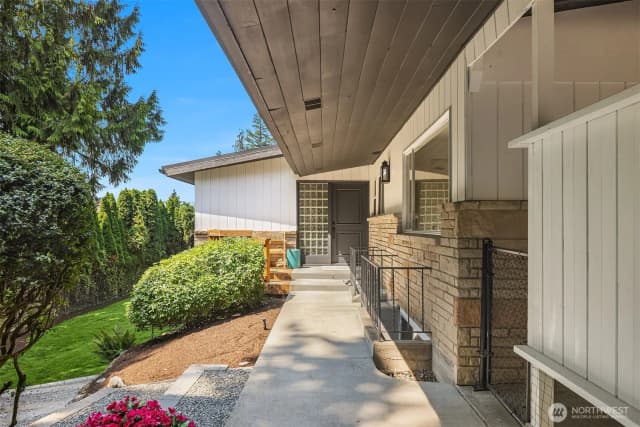 Property photo for 11215 Champagne Point Road Ne, Kirkland photo 3
