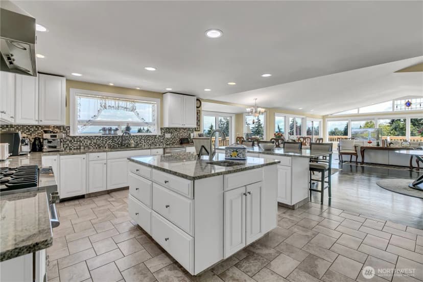 Property photo for 6203 Watchtower Road Ne, Tacoma photo 10