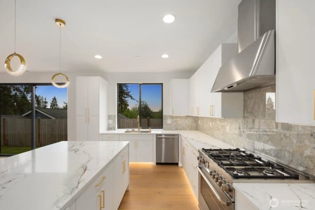 Property photo for 16219 Simonds Road Ne, Kenmore photo 3