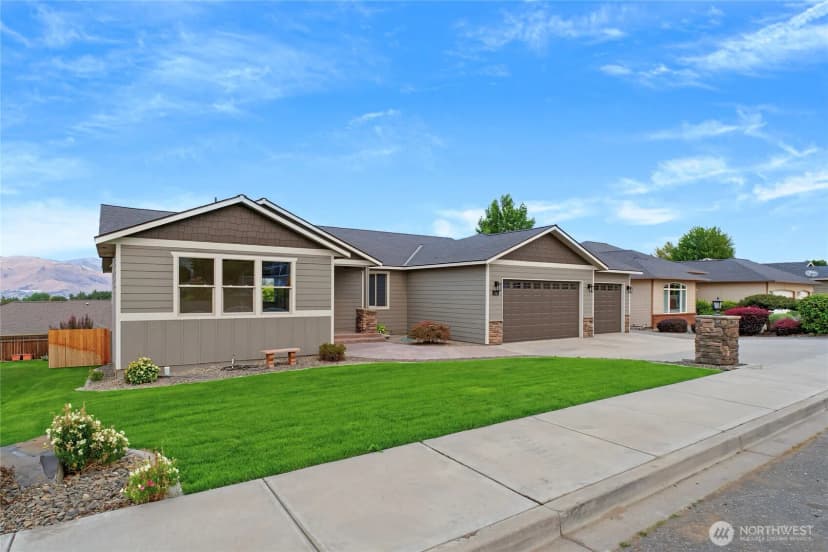 Property photo for 76 S Meadowbrook Lane, East Wenatchee