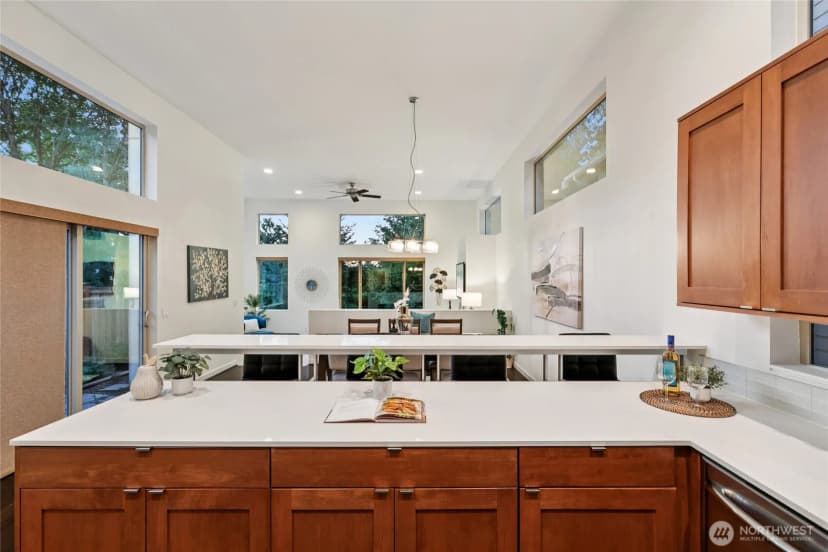 Property photo for 1018 Ne 103rd Street, Seattle photo 10