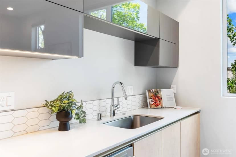 Property photo for 305 17th Avenue E, Seattle photo 12