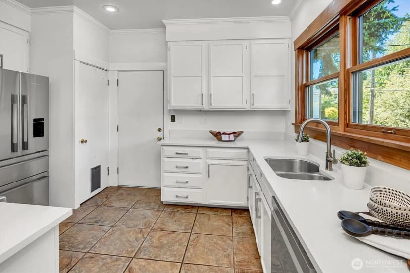 Property photo for 2541 10th Avenue W, Seattle photo 11