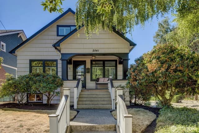 Property photo for 2541 10th Avenue W, Seattle photo 3