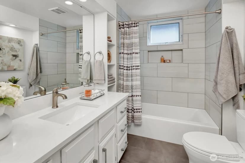 Property photo for 2541 10th Avenue W, Seattle photo 16