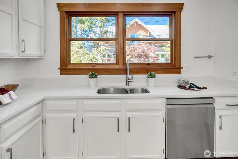 Property photo for 2541 10th Avenue W, Seattle photo 12