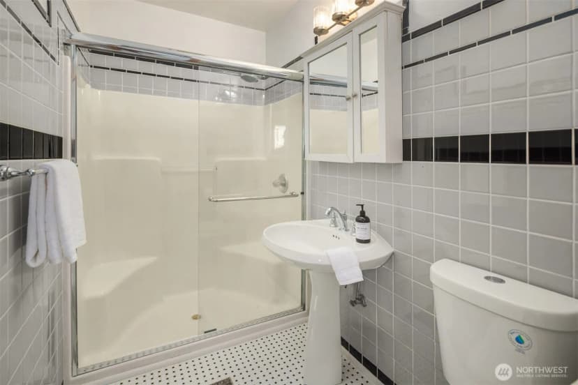 Property photo for 15901 23rd Avenue Sw, Burien photo 18