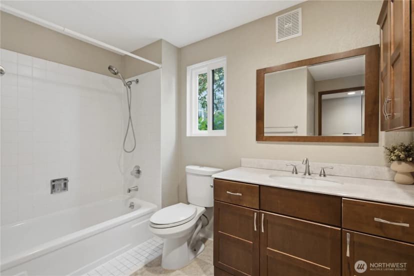 Property photo for 242 W Lake Sammamish Parkway Se, Bellevue photo 30