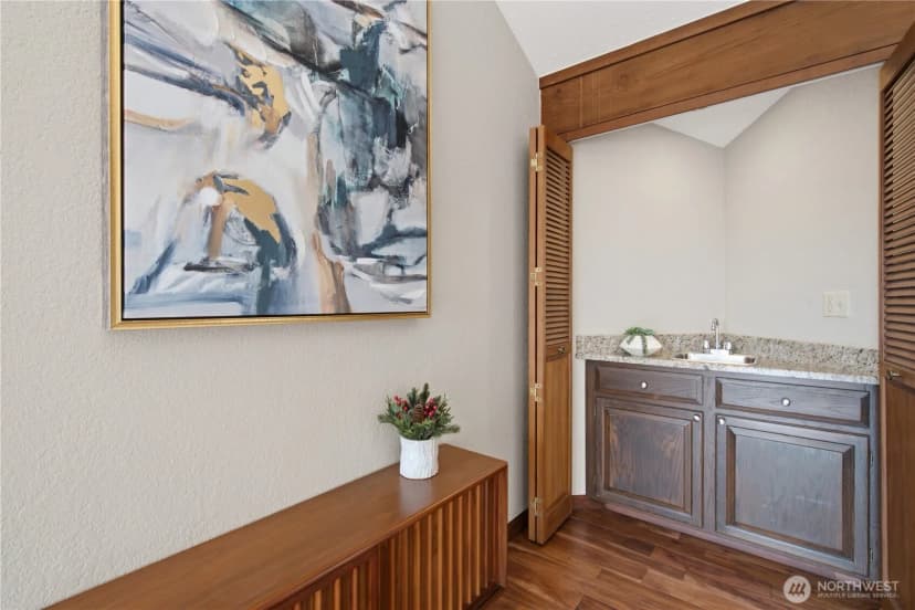 Property photo for 242 W Lake Sammamish Parkway Se, Bellevue photo 8