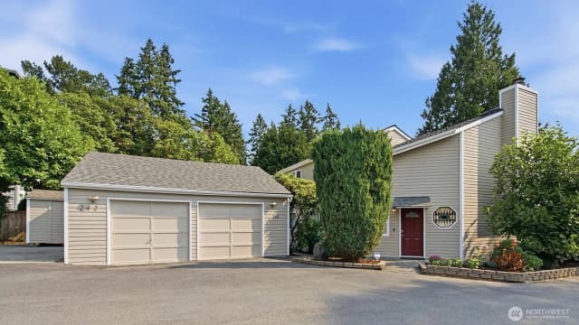 Property photo for 242 W Lake Sammamish Parkway Se, Bellevue photo 2