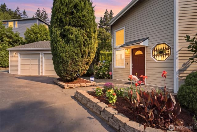 Property photo for 242 W Lake Sammamish Parkway Se, Bellevue photo 3