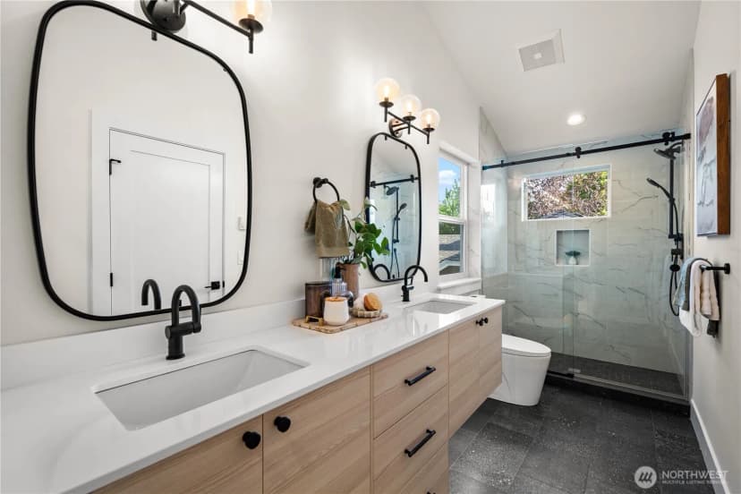 Property photo for 613 B 18th Avenue E, Seattle photo 11