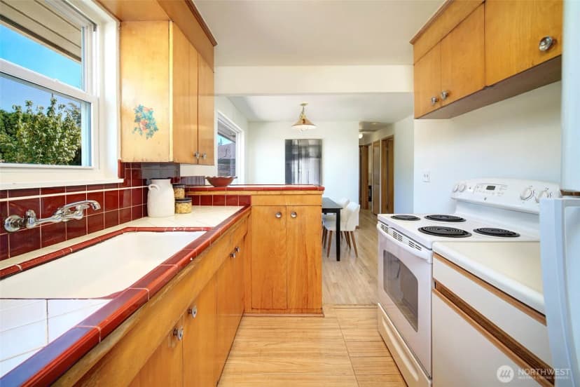 Property photo for 1924 Ne 130th Place, Seattle photo 11