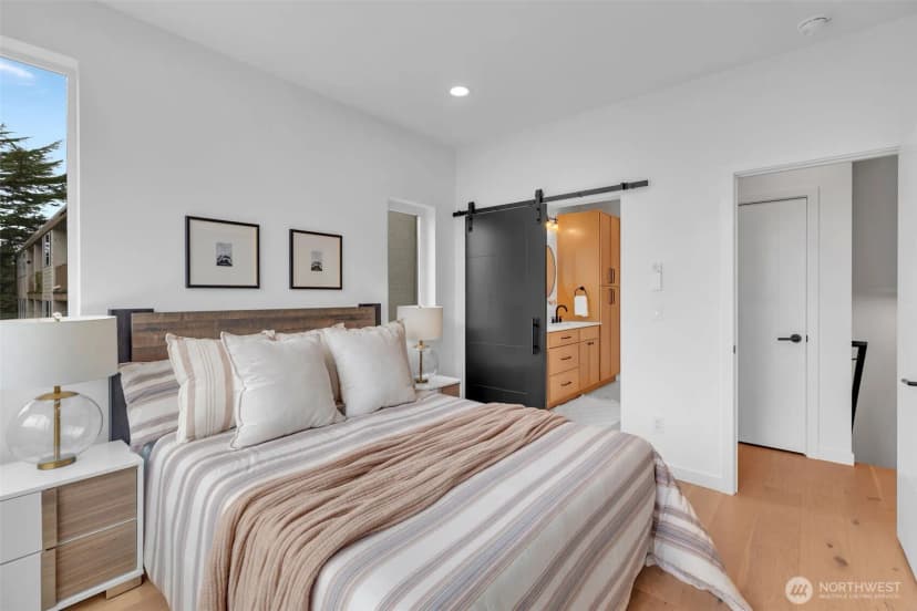 Property photo for 427 19th Avenue E, Seattle photo 17