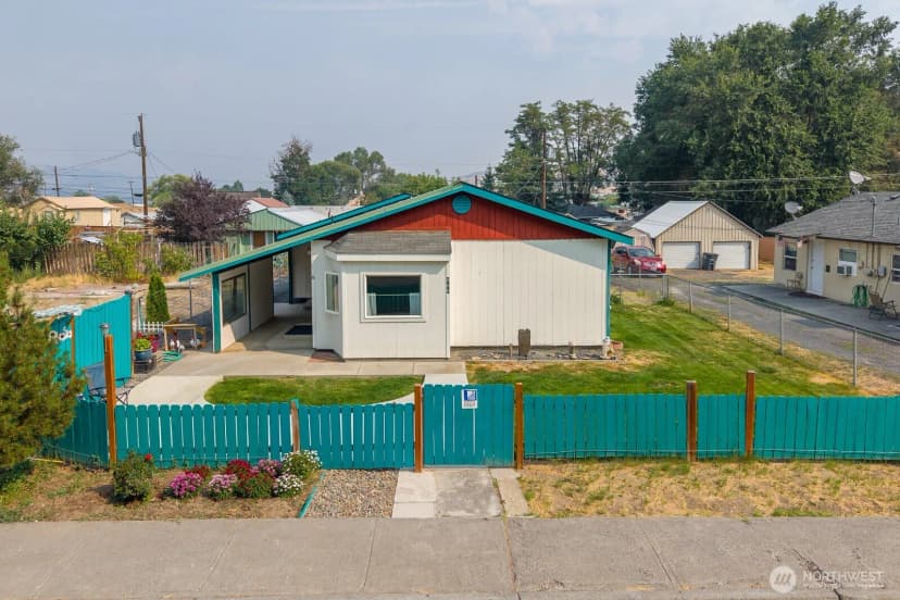 Property photo for 322 3rd Avenue Se, Soap Lake photo 2