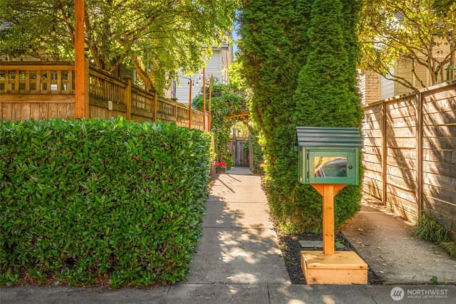 Property photo for 5615 Fauntleroy Way Sw, Seattle photo 2
