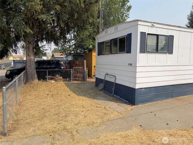 Property photo for 1103 3rd Street, Davenport photo 2
