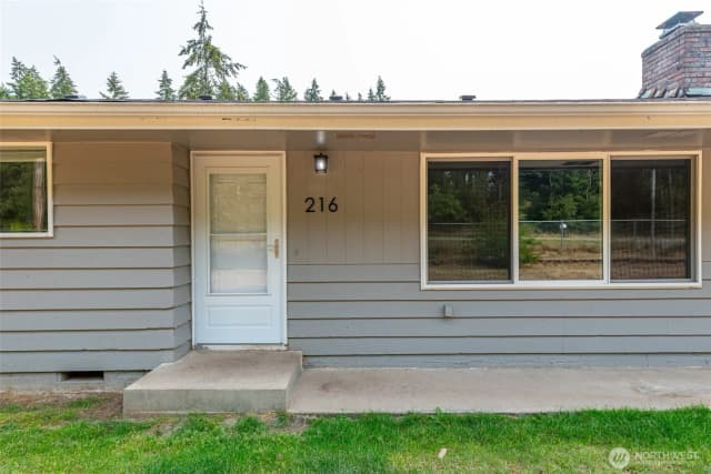 Property photo for 216 E Sleeper Road, Oak Harbor photo 3