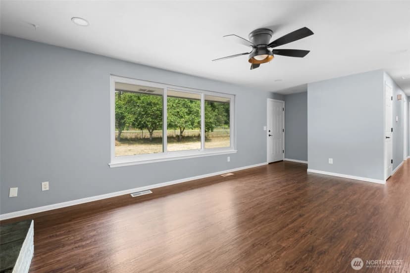 Property photo for 216 E Sleeper Road, Oak Harbor photo 4