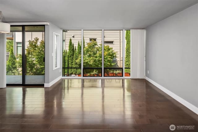Property photo for 4561 Lake Washington Boulevard Ne #201, Kirkland photo 3