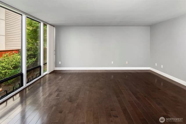 Property photo for 4561 Lake Washington Boulevard Ne #201, Kirkland photo 5
