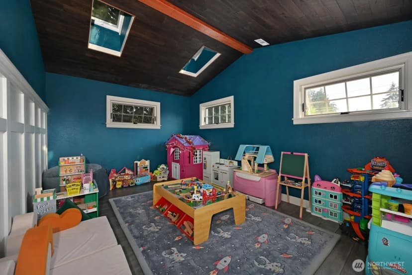 Property photo for 9556 Phinney Avenue N, Seattle photo 16