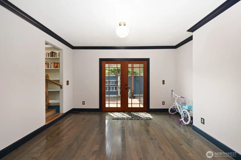 Property photo for 9556 Phinney Avenue N, Seattle photo 12