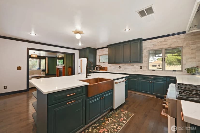 Property photo for 9556 Phinney Avenue N, Seattle photo 11