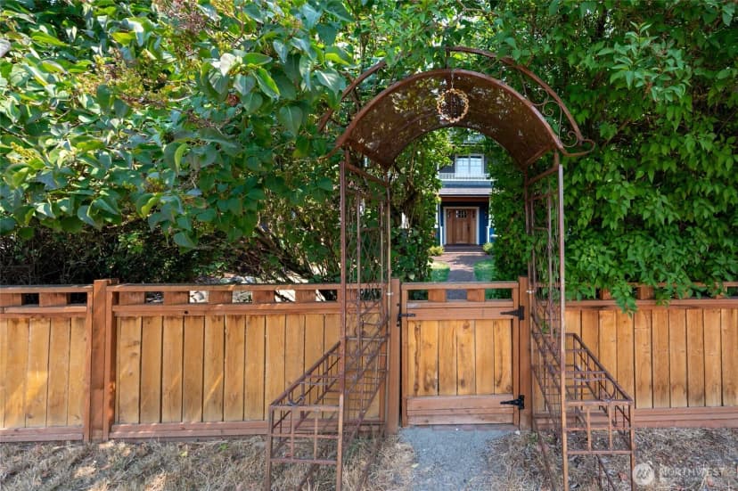 Property photo for 9556 Phinney Avenue N, Seattle photo 2