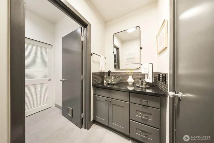 Property photo for 604 Bellevue Way Se, Bellevue photo 30
