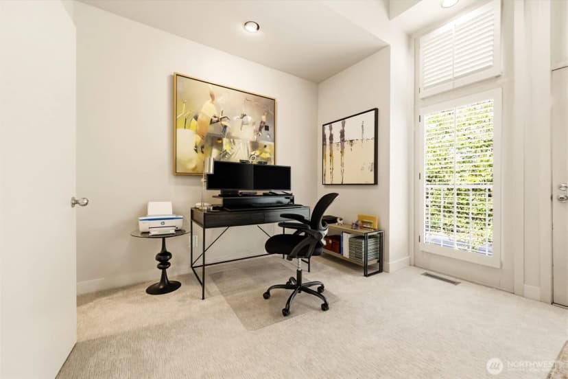 Property photo for 604 Bellevue Way Se, Bellevue photo 28