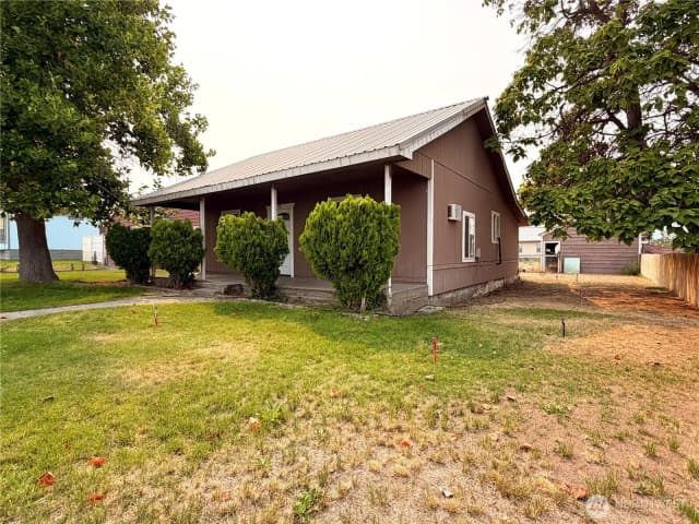 Property photo for 213 Bridge Street S, Brewster photo 3