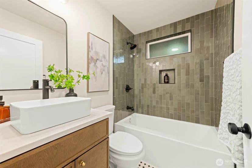 Property photo for 10733 Interlake Avenue N, Seattle photo 17