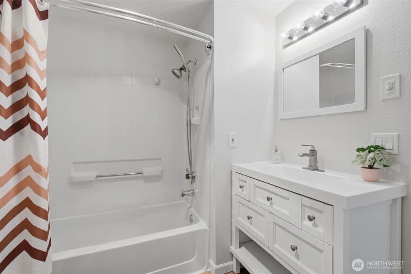 Property photo for 12611 109th Ct Ne #j202, Kirkland photo 21